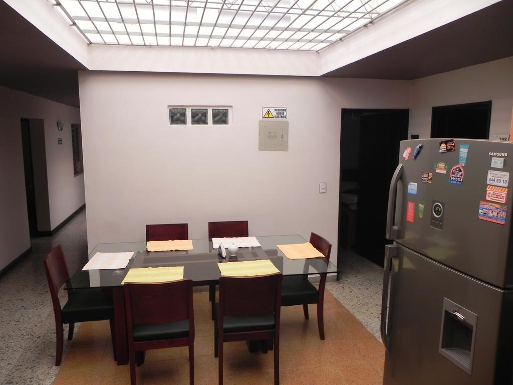 Hostal Tamarindo Inn Medellin Bagian luar foto