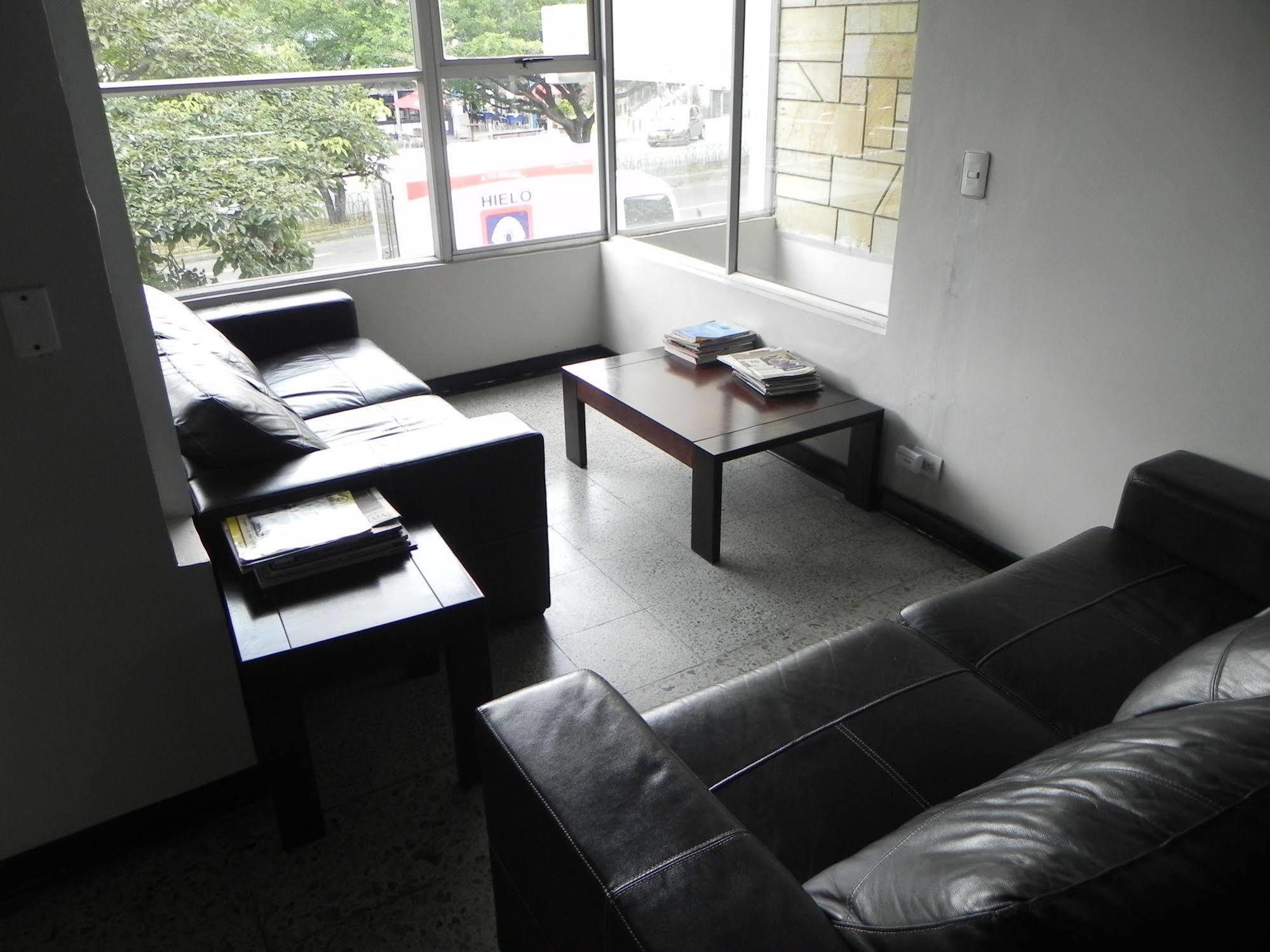 Hostal Tamarindo Inn Medellin Bagian luar foto