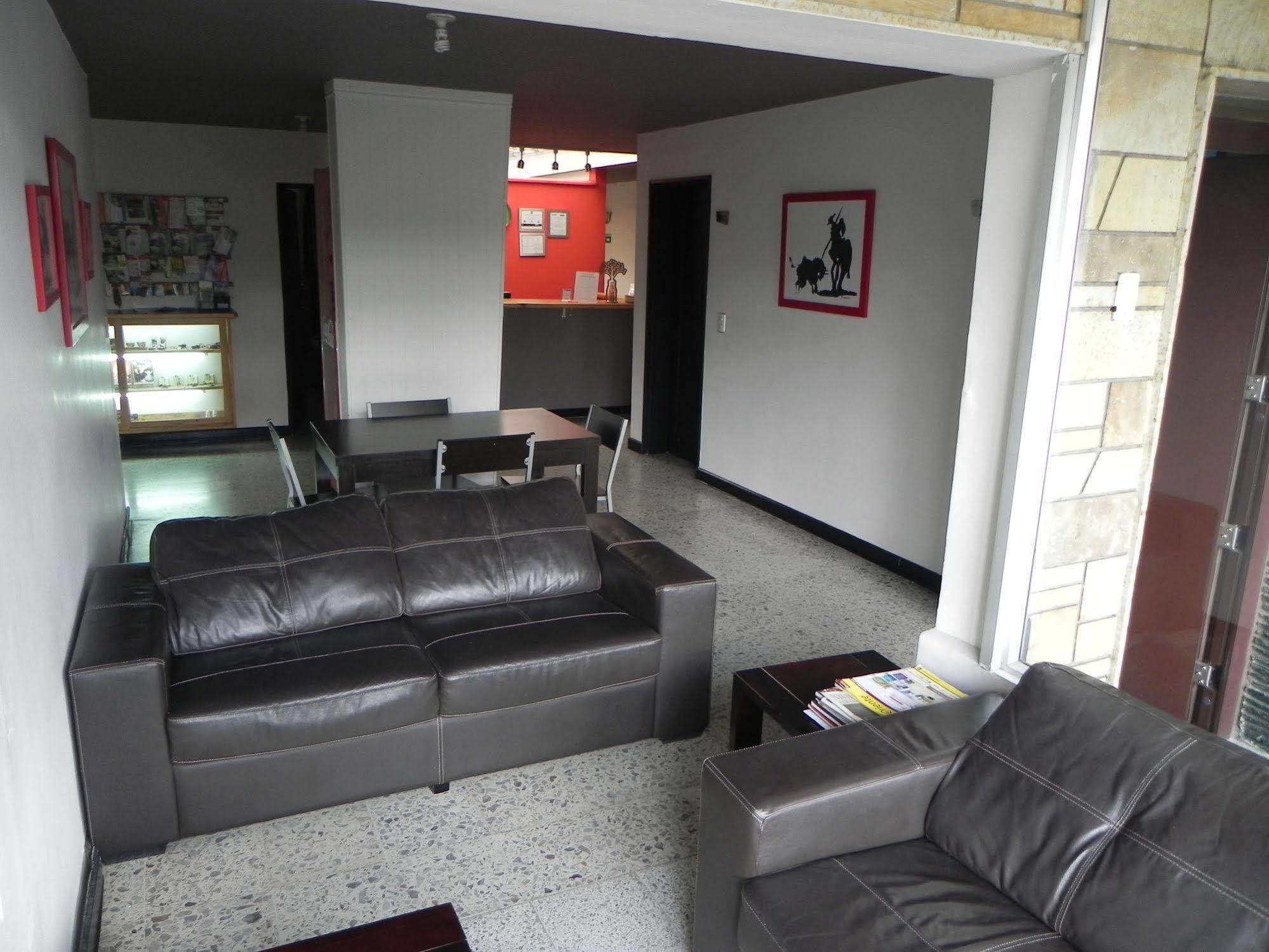 Hostal Tamarindo Inn Medellin Bagian luar foto