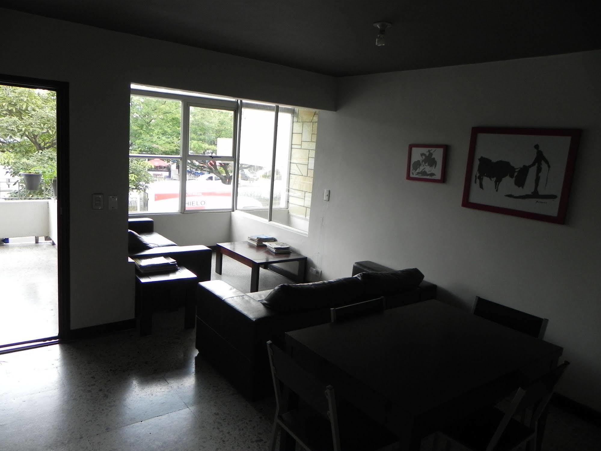 Hostal Tamarindo Inn Medellin Bagian luar foto