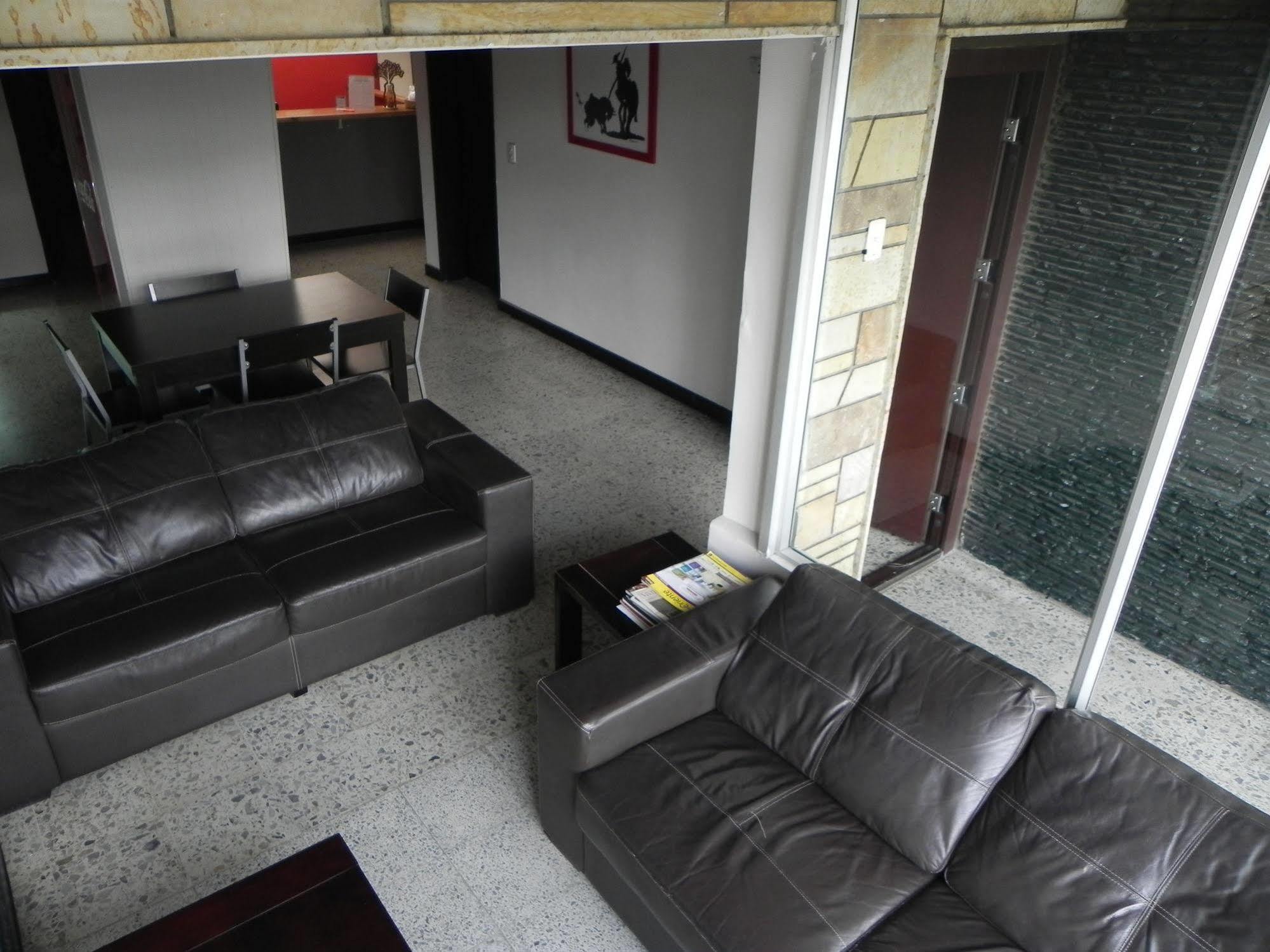 Hostal Tamarindo Inn Medellin Bagian luar foto
