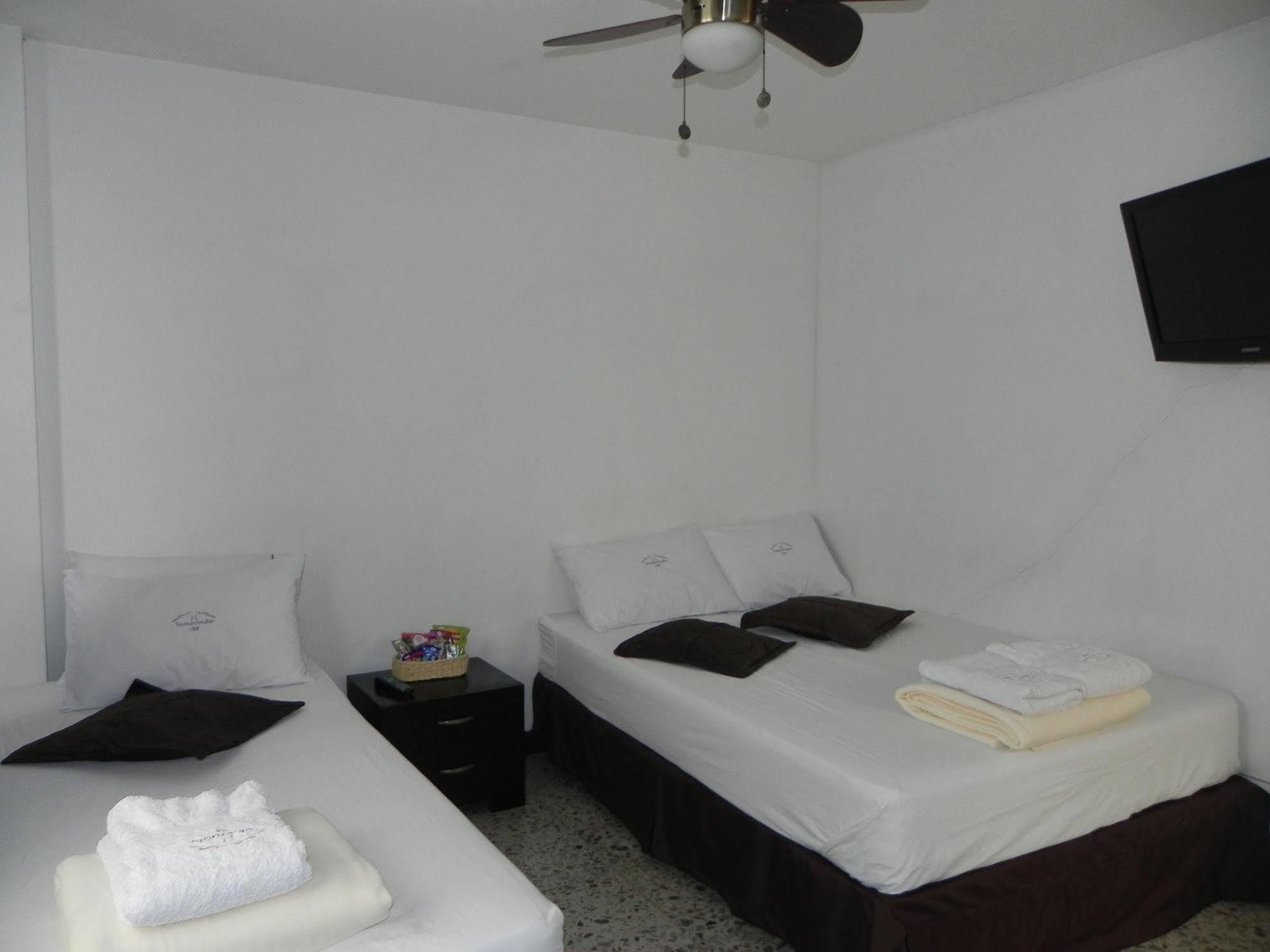 Hostal Tamarindo Inn Medellin Bagian luar foto