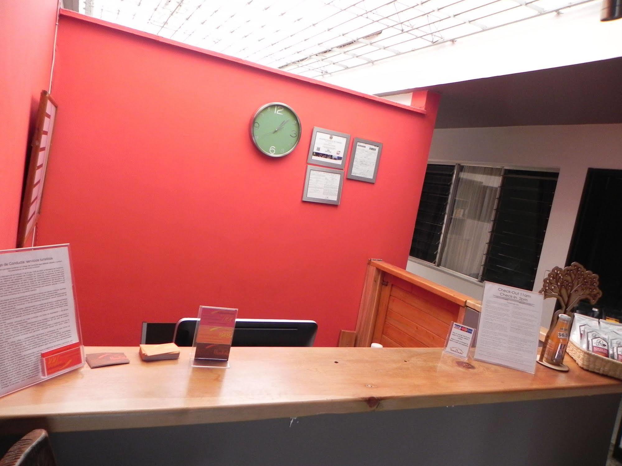 Hostal Tamarindo Inn Medellin Bagian luar foto