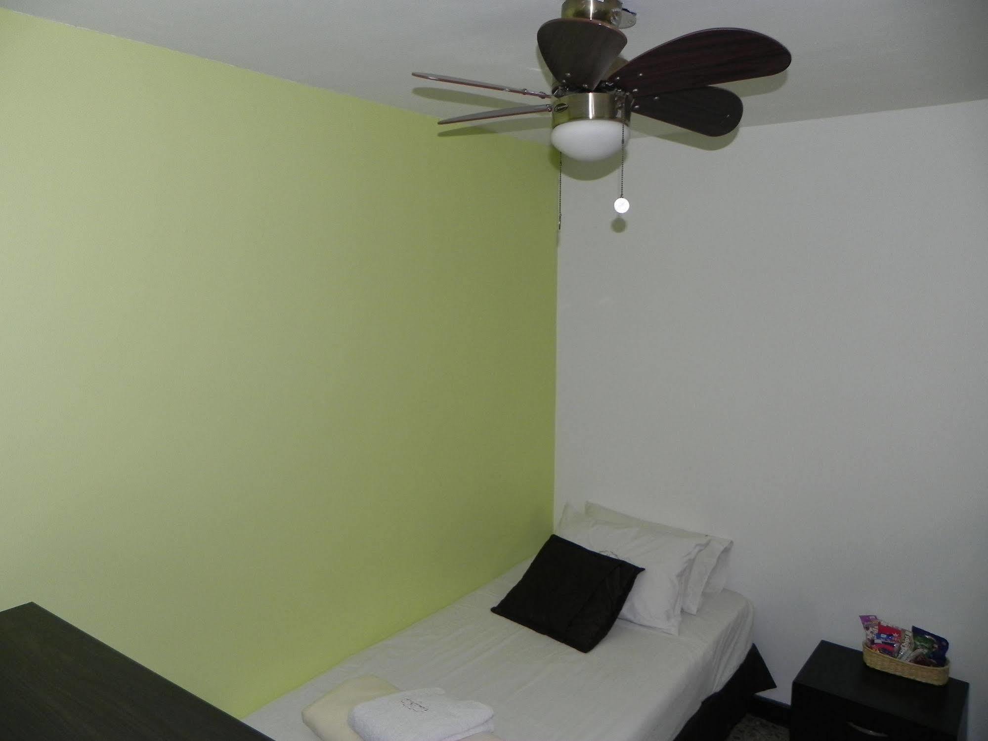 Hostal Tamarindo Inn Medellin Bagian luar foto
