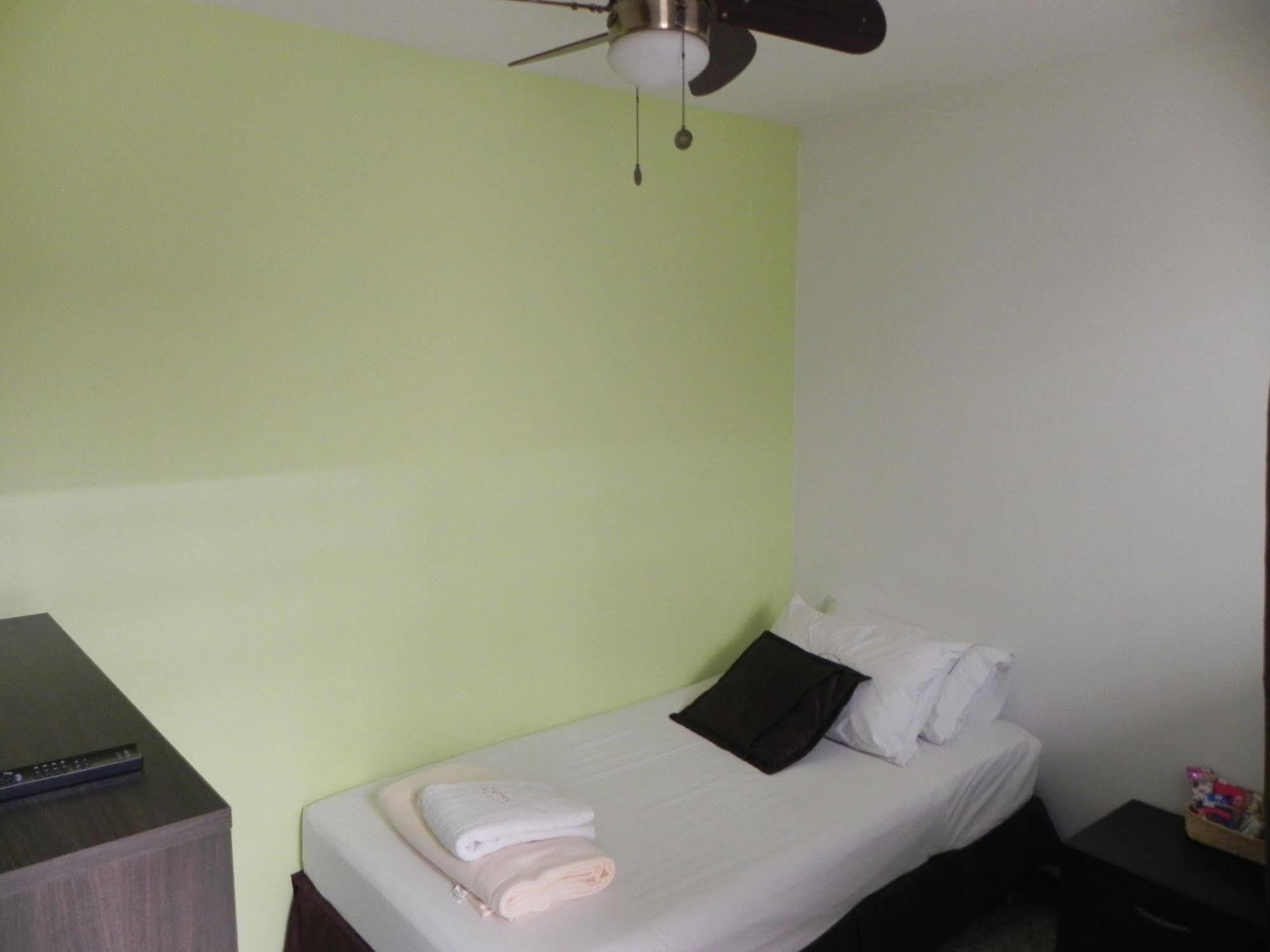 Hostal Tamarindo Inn Medellin Bagian luar foto