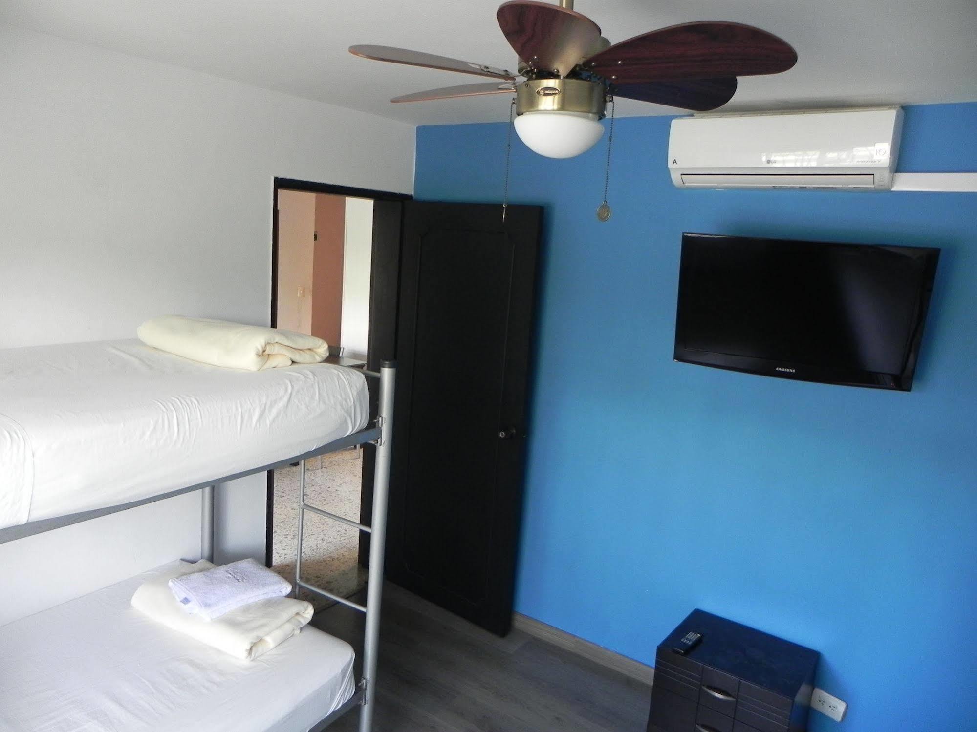 Hostal Tamarindo Inn Medellin Bagian luar foto