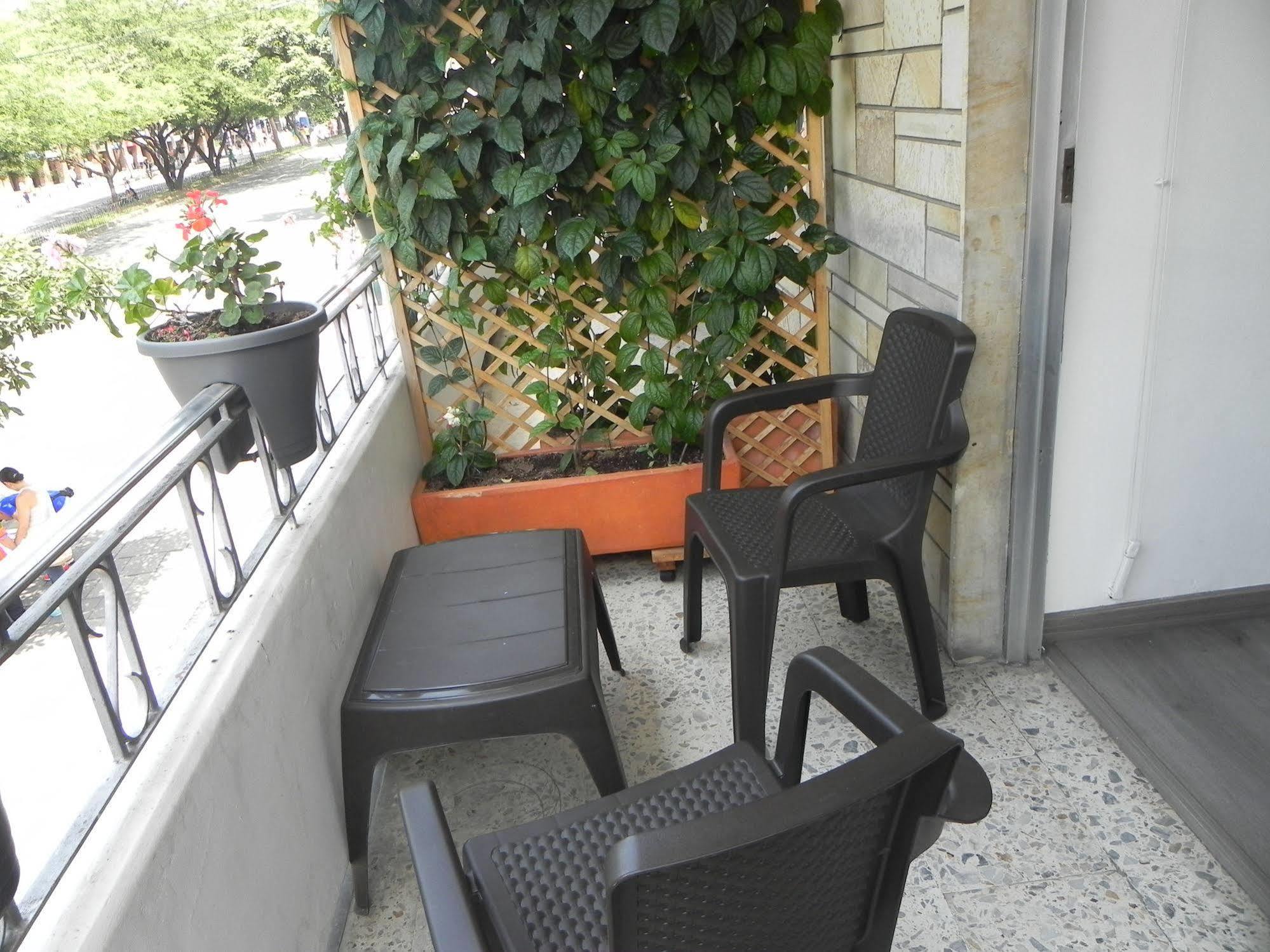 Hostal Tamarindo Inn Medellin Bagian luar foto
