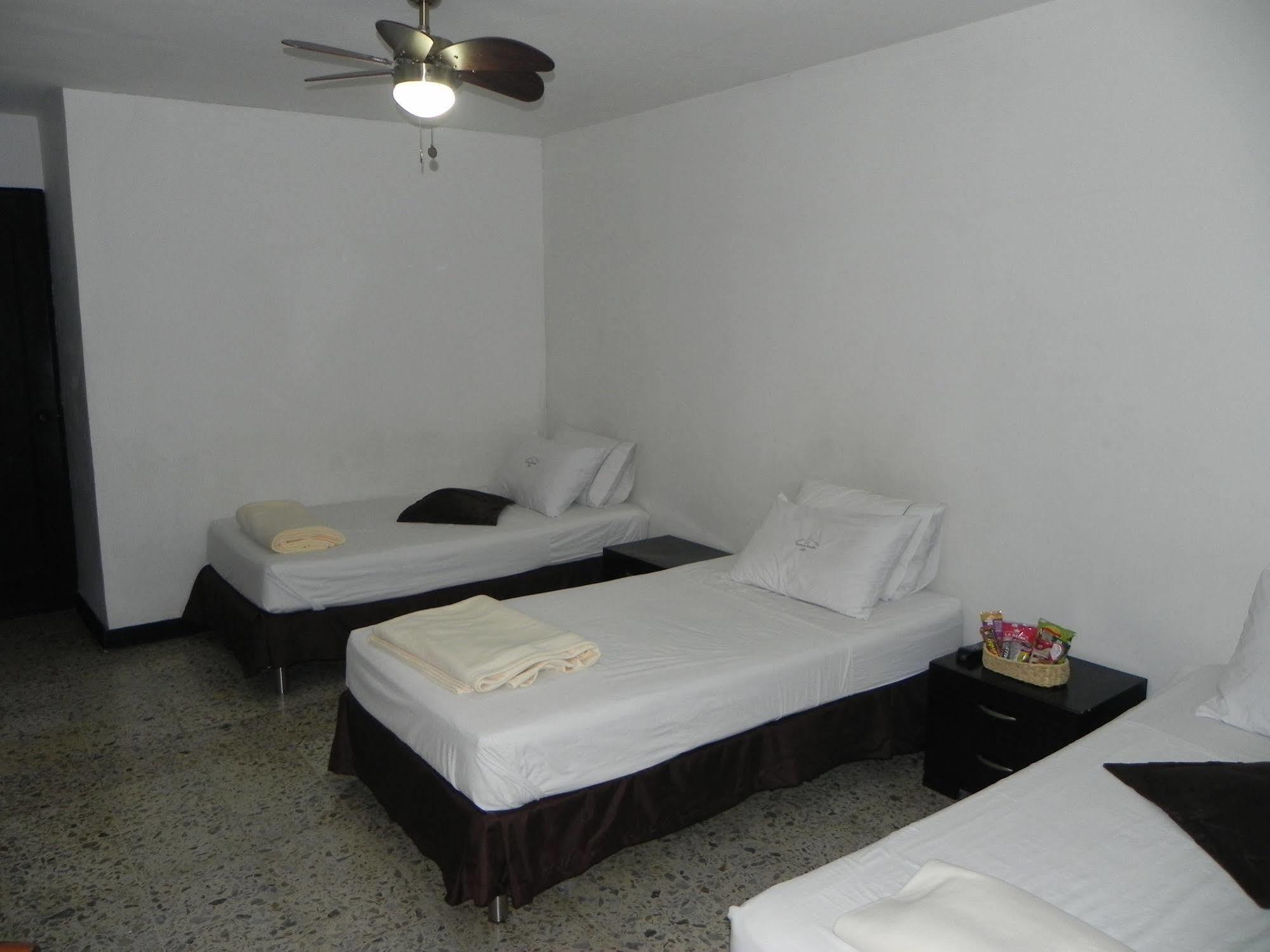 Hostal Tamarindo Inn Medellin Bagian luar foto