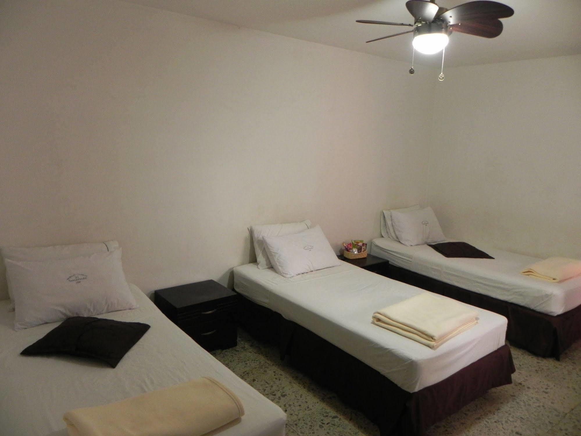 Hostal Tamarindo Inn Medellin Bagian luar foto