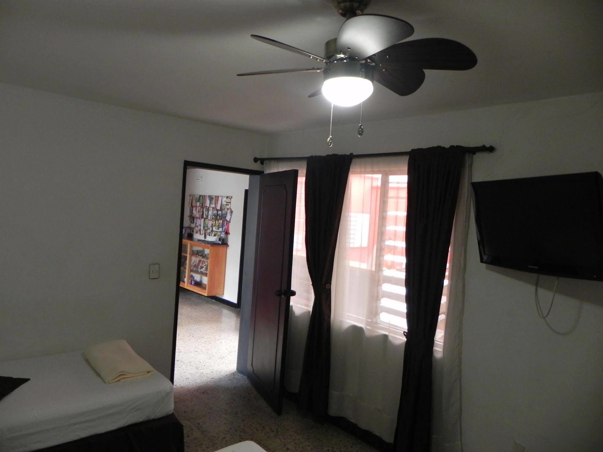 Hostal Tamarindo Inn Medellin Bagian luar foto
