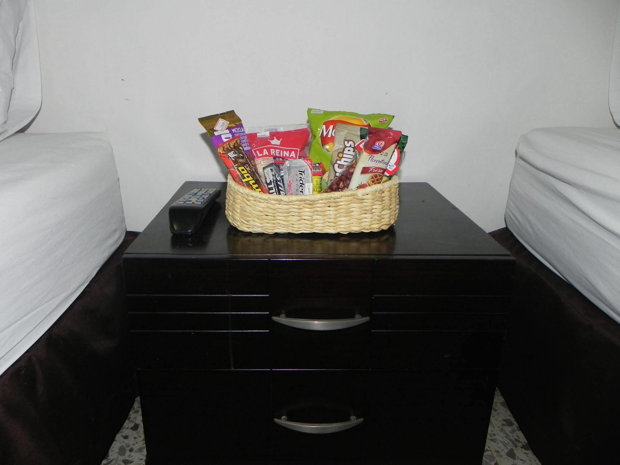 Hostal Tamarindo Inn Medellin Bagian luar foto