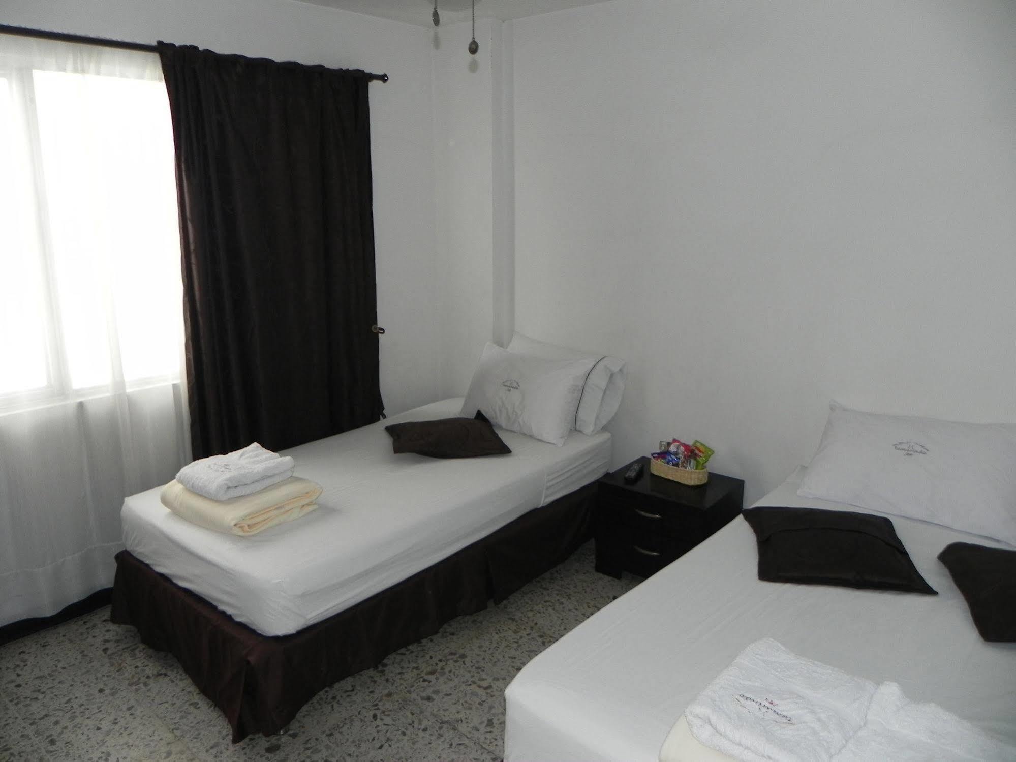 Hostal Tamarindo Inn Medellin Bagian luar foto