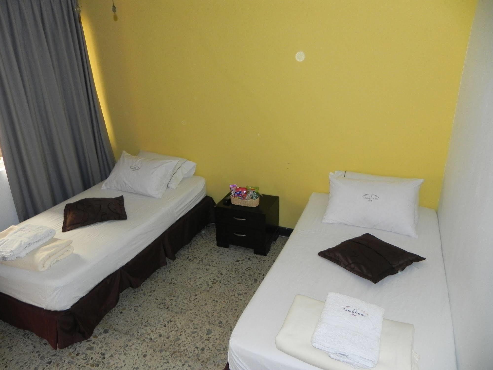 Hostal Tamarindo Inn Medellin Bagian luar foto