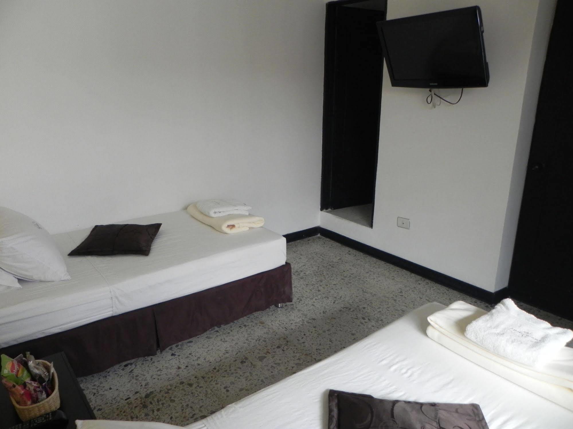 Hostal Tamarindo Inn Medellin Bagian luar foto