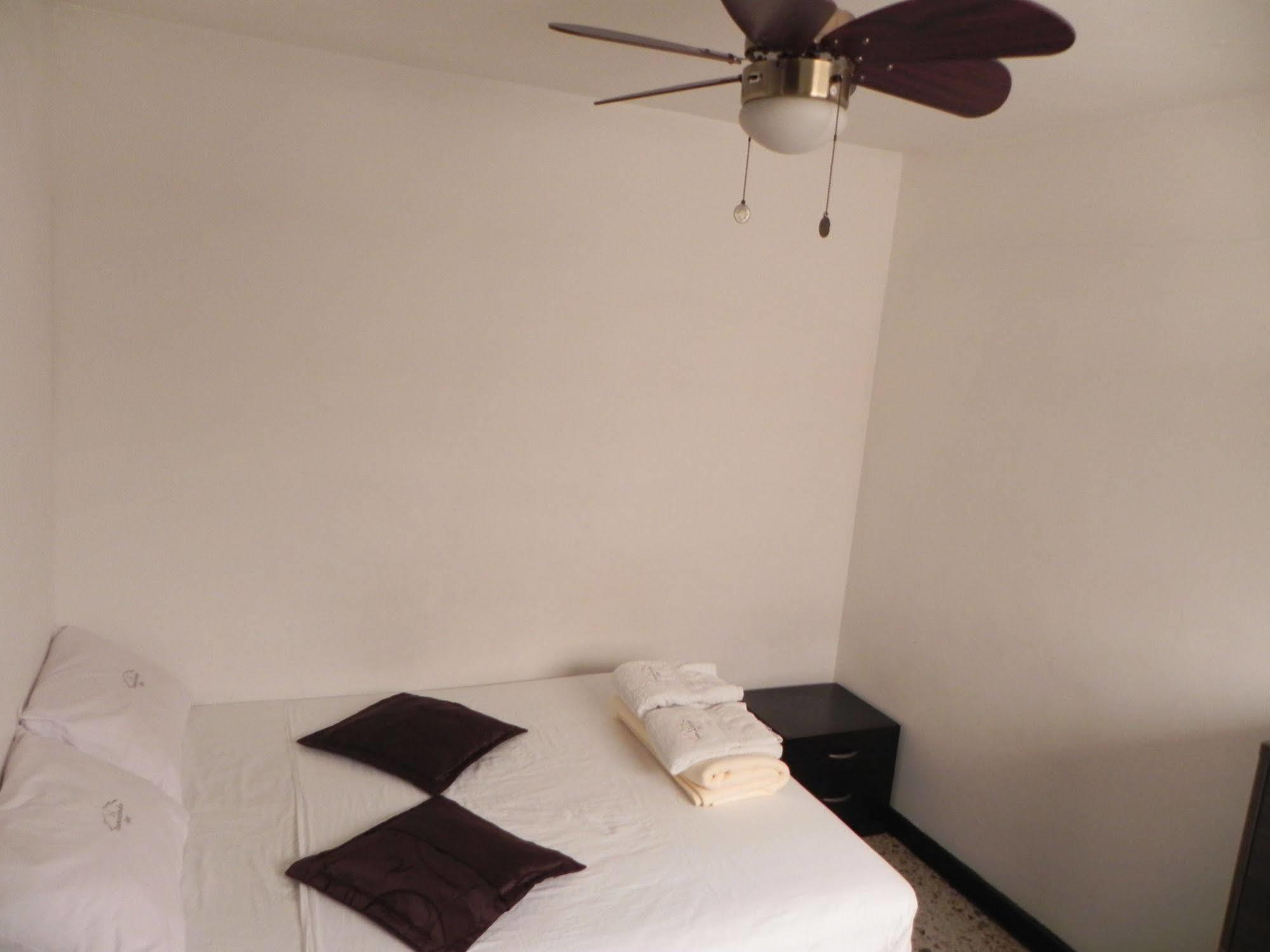 Hostal Tamarindo Inn Medellin Bagian luar foto