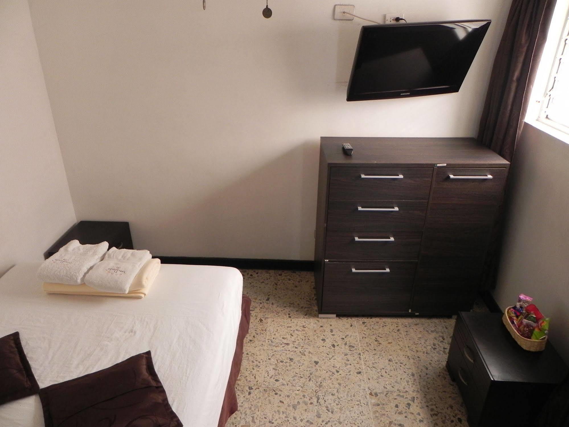 Hostal Tamarindo Inn Medellin Bagian luar foto