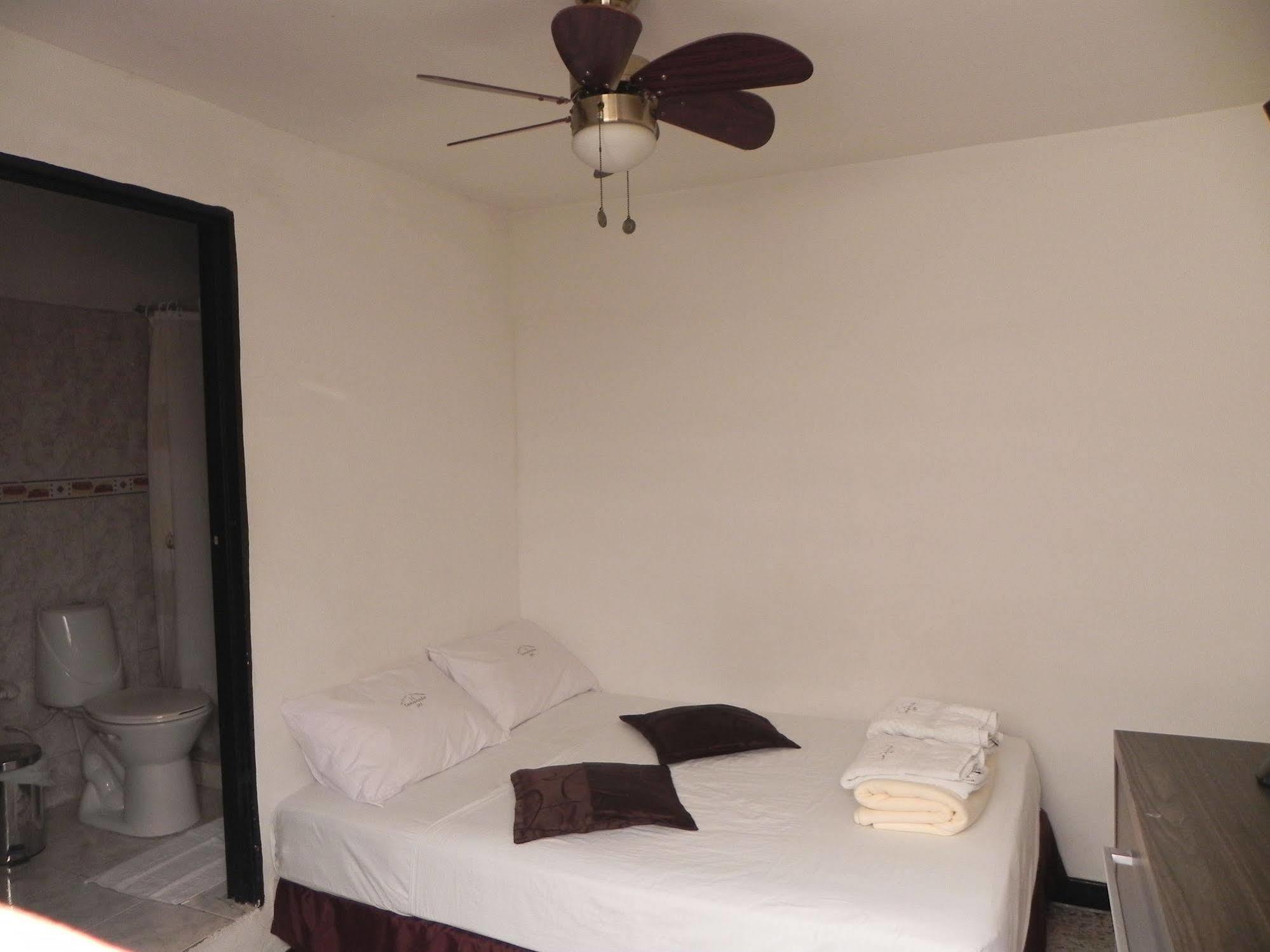 Hostal Tamarindo Inn Medellin Bagian luar foto